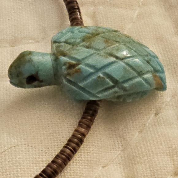 1980s Hand Carved Navajo Fetish Necklace by Navajo Artist Ron Upshaw - Picture 4 of 11